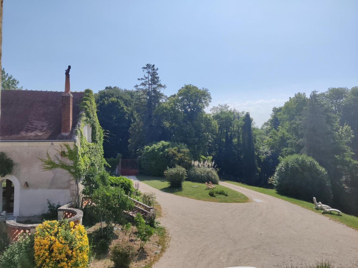 Chateau De La Huberdiere Bed & Breakfast Nazelles-Negron Exterior photo