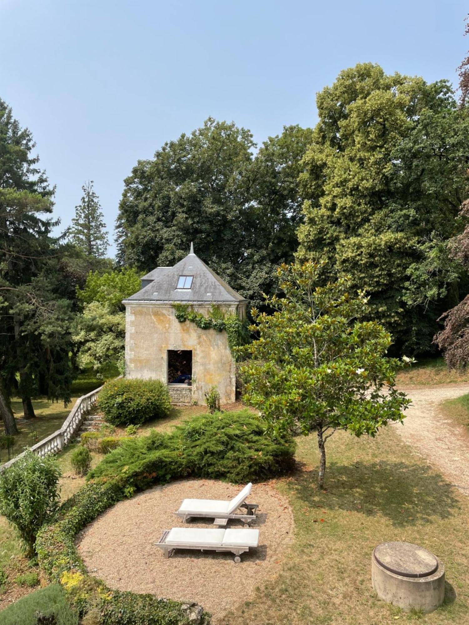 Chateau De La Huberdiere Bed & Breakfast Nazelles-Negron Exterior photo